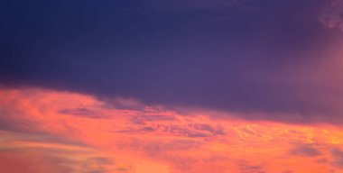 Güzel bir akşam üzerinde turuncu bulutlar