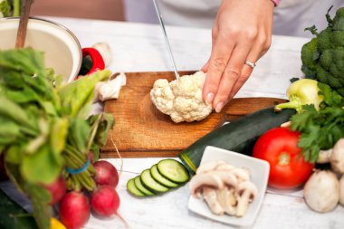 Kadın kesme karnabahar