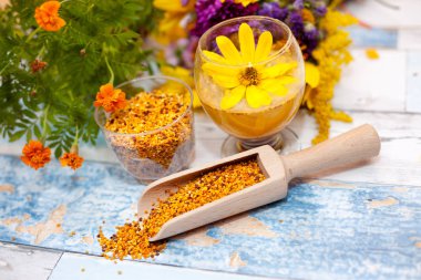 Ahşap Kepçe içinde arı polen sarı çiçek plastik cam