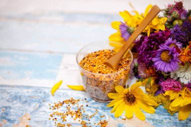 Polen cam tahta kaşıkla masada 