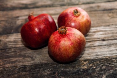 Olgun kırmızı nar