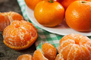 Lezzetli clementines, unpeeled ve soyulmuş