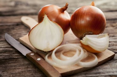 Taze soğan ampuller masanın üzerine bıçakla