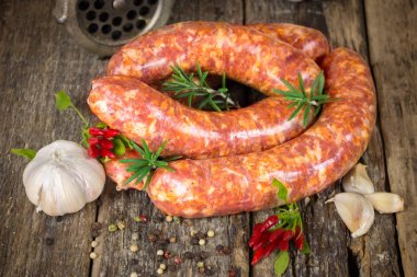 Biber, soğan ve biberiye ile çiğ sosis