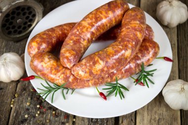 Beyaz tabakta çiğ sosis