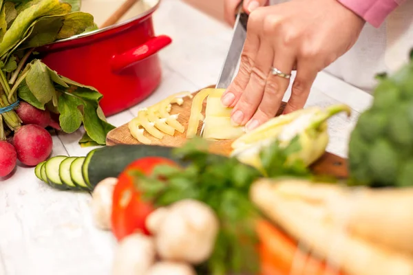 Paprika Gemüse in Scheiben geschnitten mit einem Messer — Stockfoto