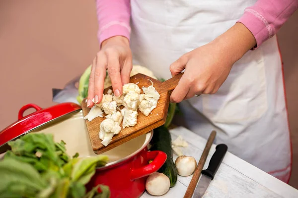 Mujer preparando coliflor para cocinar —  Fotos de Stock