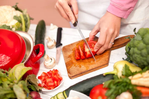 Rodajas de tomate sobre tabla de cortar —  Fotos de Stock