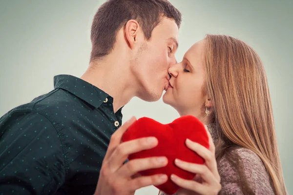Двоє молодих людей закоханих цілуються — стокове фото