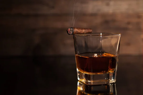 Cigarr och ett glas whiskey — Stockfoto