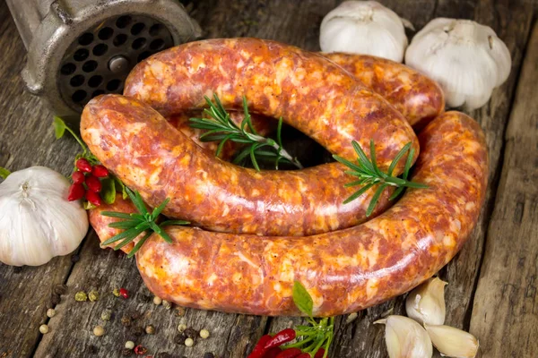 Biberiye, sarımsak, pul biber ve karabiber ile çiğ sosis