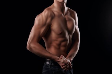 Poz ve onun kol kasları gösterilen yakışıklı adam