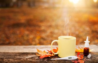 Fincan çay ve yüksek sıcaklık ile birlikte gösterilen termometre ile