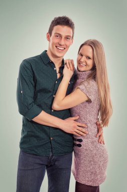 Aşık çift gülümseyen güzel