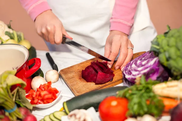 Rote-Bete-Schneiden mit dem Messer, Gemüseschneiden in der Küche — Stockfoto