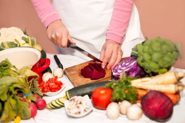 Bir bıçak kesim pancar kadınla