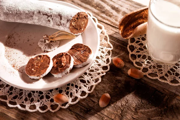 Plasterki kiełbasa czekoladowa na talerzu — Zdjęcie stockowe
