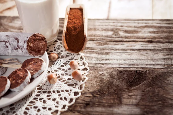 Vista superior en cucharada de madera con cacao y salchicha de chocolate en pla —  Fotos de Stock