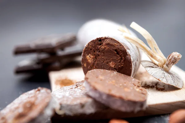 Chiudi colpo di salame al cioccolato sul tagliere — Foto Stock