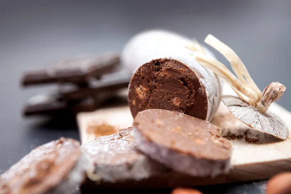 Cerrar plano de salami de chocolate en la tabla de cortar —  Fotos de Stock