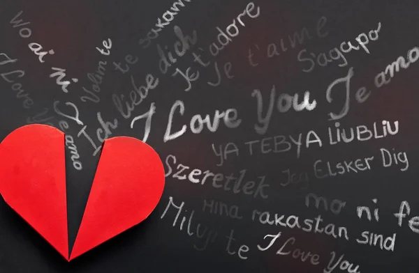 Caja del corazón rojo con palabras Te amo en diferentes idiomas, Vale —  Fotos de Stock