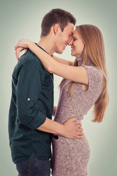 Junger Mann und Frau, verliebt umarmt — Stockfoto