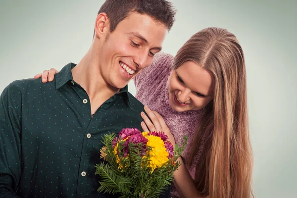 Stilig ung man med blommor för sin flickvän — Stockfoto