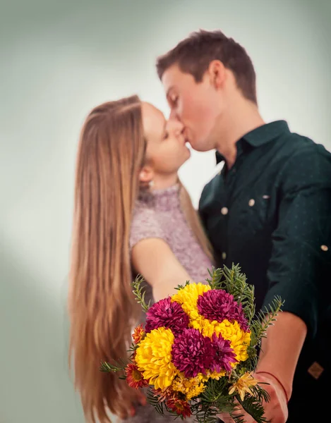 Çiçekli çift öpüşme — Stok fotoğraf
