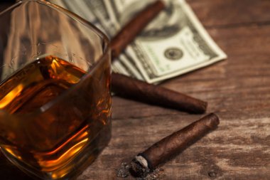Sigara, brendi ve para ile cam 