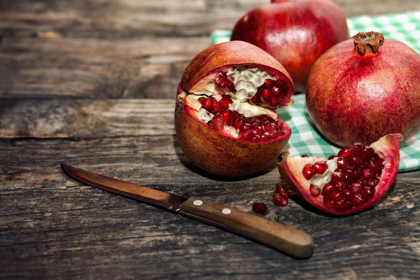 Rijpe granaatappel fruit doormidden gesneden — Stockfoto