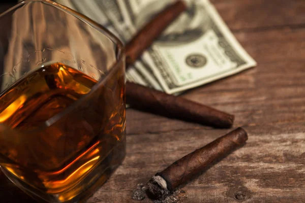 Sigara, brendi ve para ile cam 