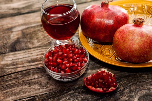 Delicioso jugo de granada y semillas de granada — Foto de Stock