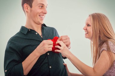 Şirin çift dalga geçmeyi ve having fun