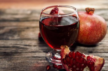 Taze nar suyu bardakta yaptı