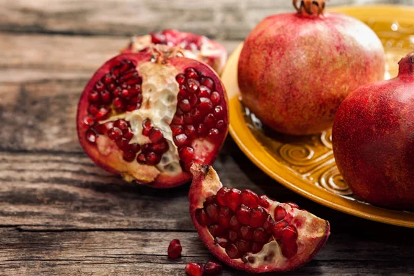 Frutas maduras de granada y semillas de granada — Foto de Stock