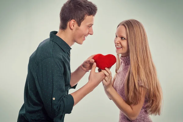 Ung man att ge sin flickvän en gåva — Stockfoto