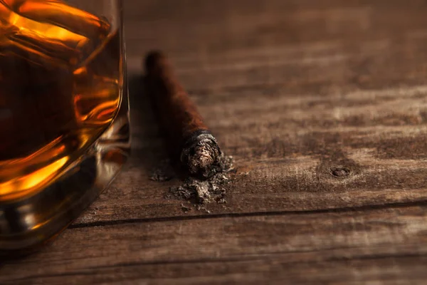 Puro ash bardak viski tablo ile