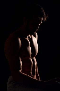 yakışıklı erkek model poz