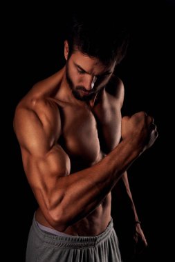 Seksi genç adam onun triceps gösterilen