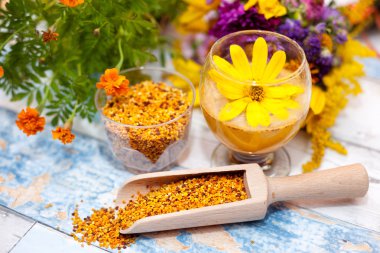 Arı polen, polen öldürülecek ile plastik cam ile ahşap Kepçe