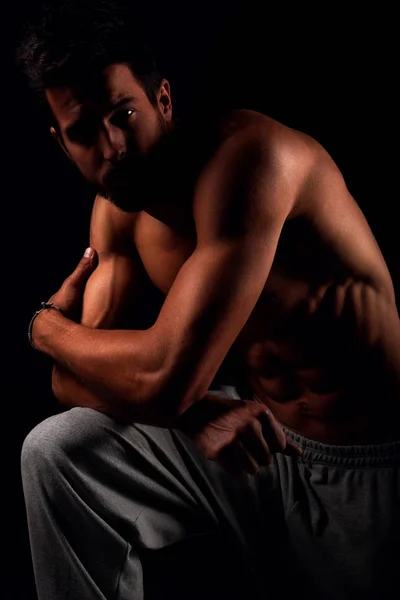 Modelo masculino muscular posando — Fotografia de Stock