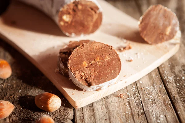 Deliciosa salchicha de chocolate en rodajas —  Fotos de Stock