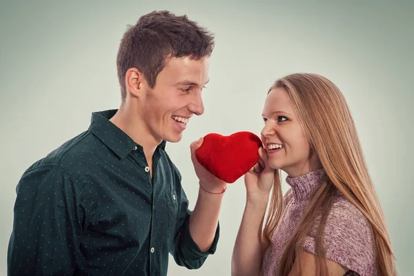 Unga vackra paret i kärlek på alla hjärtans dag — Stockfoto