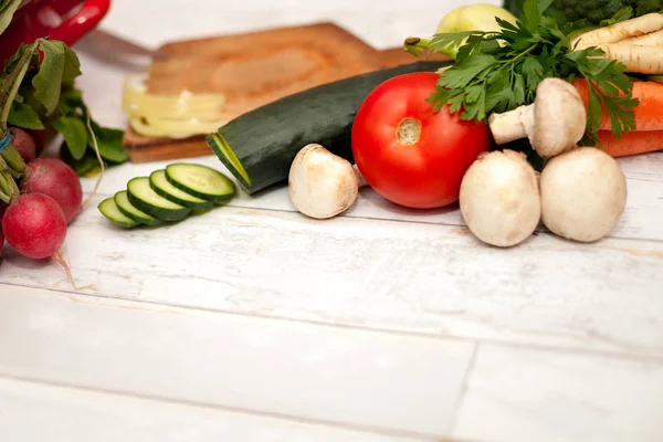 Verduras frescas sobre la mesa — Foto de Stock