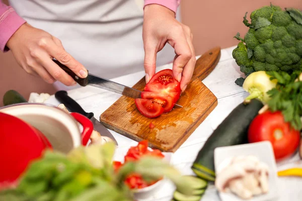 Corte de tomate em partes, preparando o vegetal para a salada — Fotografia de Stock