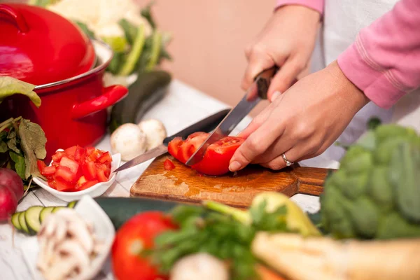 Corte de verduras, tomate cortado por mujer con un cuchillo —  Fotos de Stock