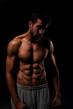 Onun altı paketi gösterilen çekici gömleksiz adam