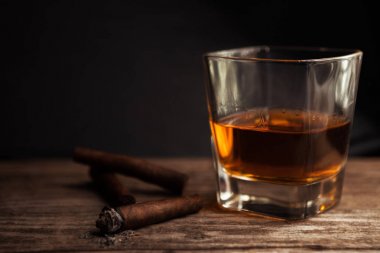 Puro ve brendi tablo ile cam