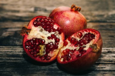 İki yarım nar ve ham nar