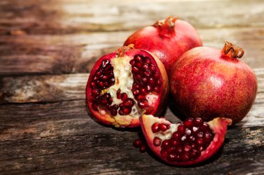 Olgun nar meyve yarıya